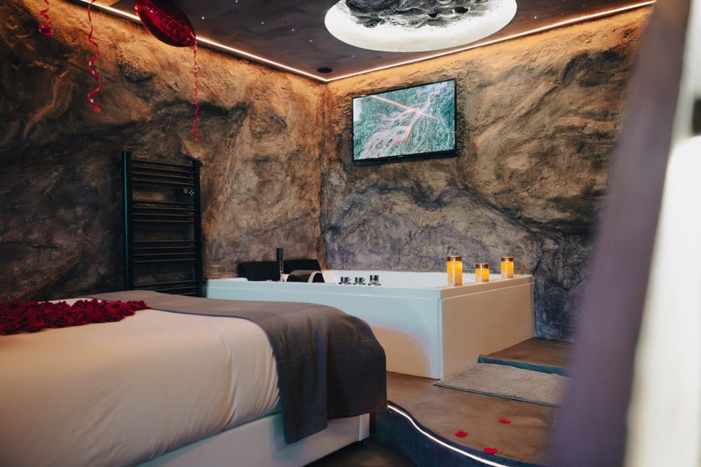 Suite Moon - Love’nSpa - weekend en amoureux, love rooms avec spa ou jacuzzi privatif1 de Suite Moon