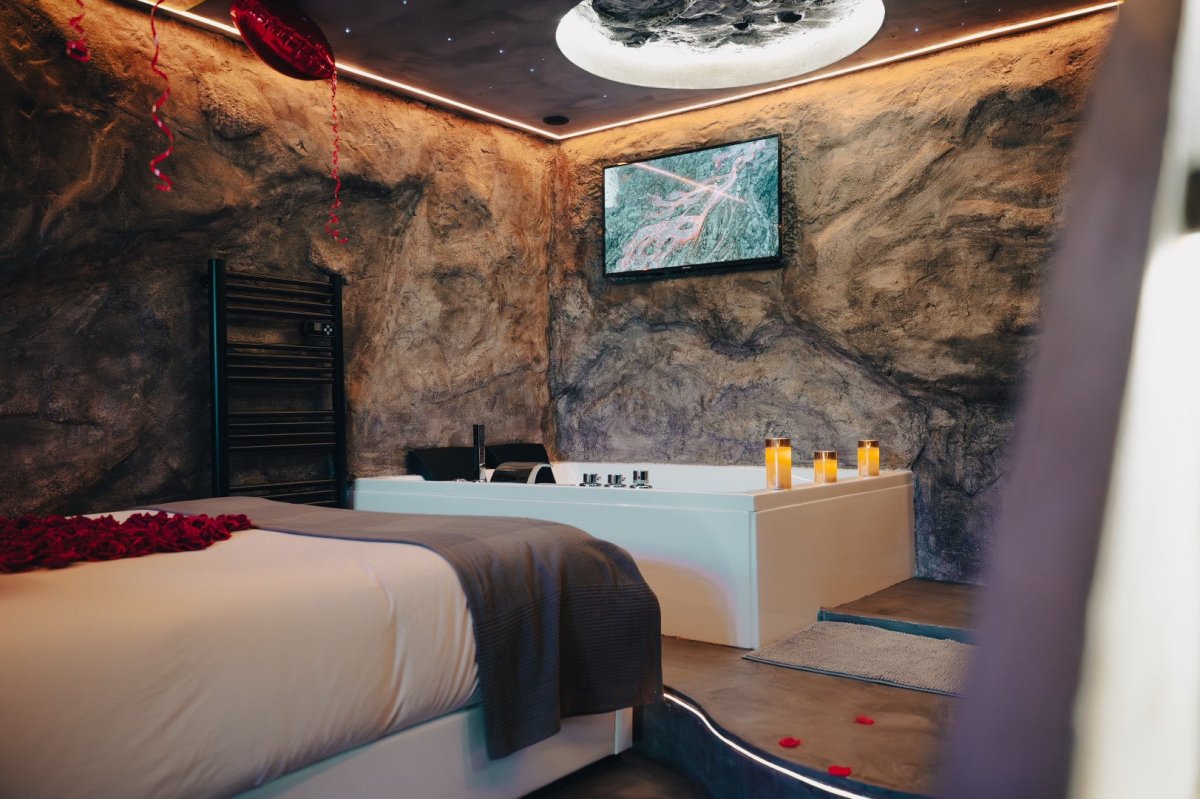 Suite Moon - Love’nSpa - weekend en amoureux, love rooms avec spa ou jacuzzi privatifSuite Moon
