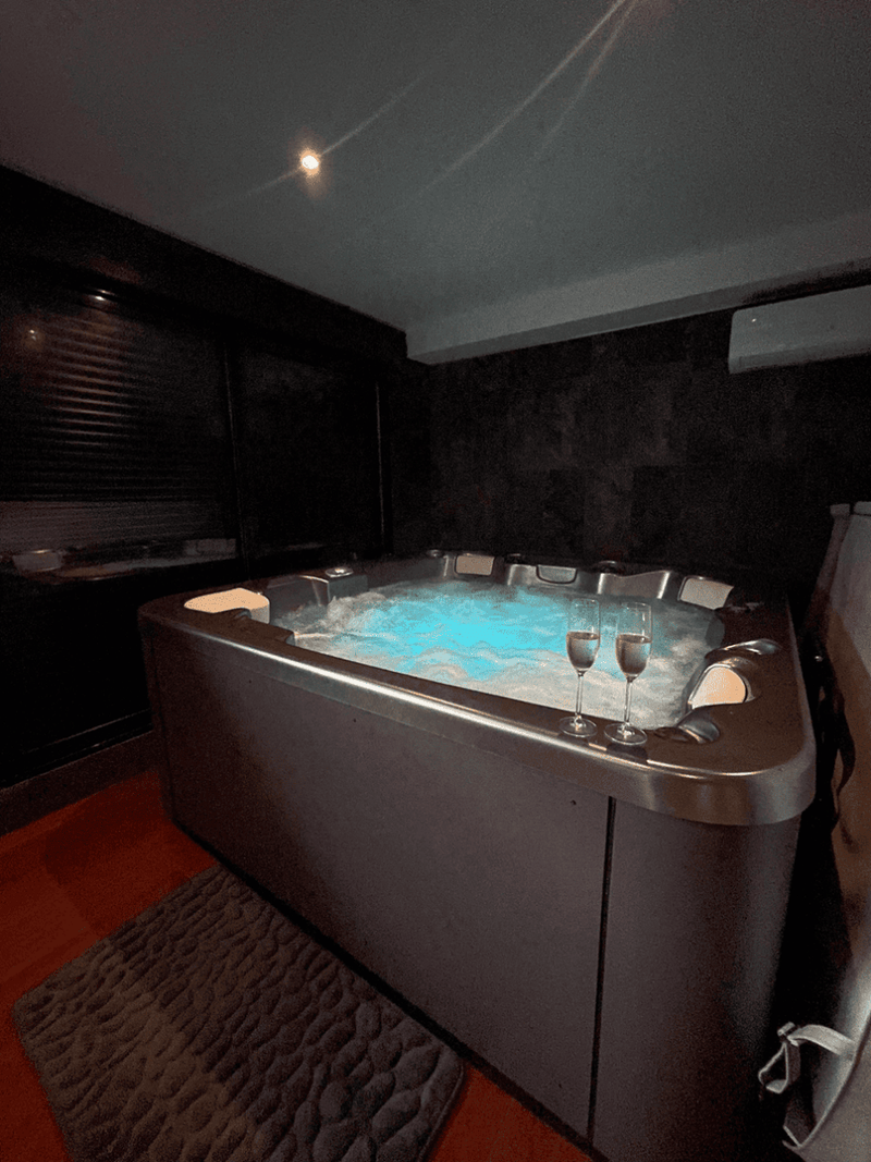 Suite Privée - Love’nSpa - weekend en amoureux, love rooms avec spa ou jacuzzi privatif3 de La Suite Privée