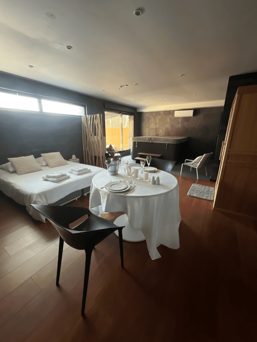 Suite Privée - Love’nSpa - weekend en amoureux, love rooms avec spa ou jacuzzi privatif3 de La Suite Privée
