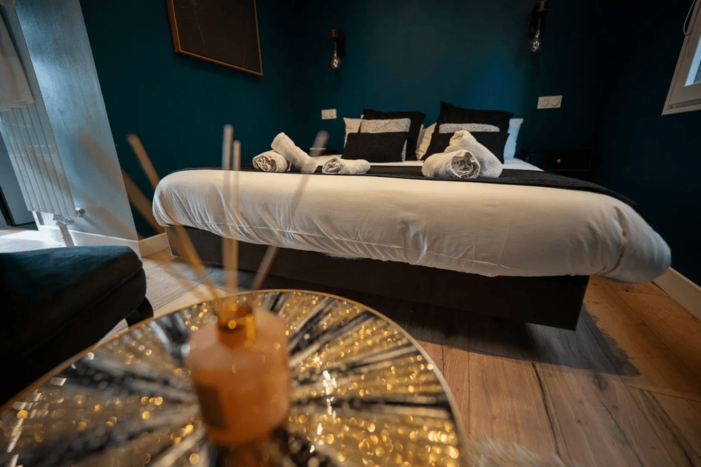 Suite romantique avec baignoire Balnéo en pleine montagne - Love’nSpa - weekend en amoureux, love rooms avec spa ou jacuzzi privatif10 de Suite romantique avec baignoire Balnéo en pleine montagne