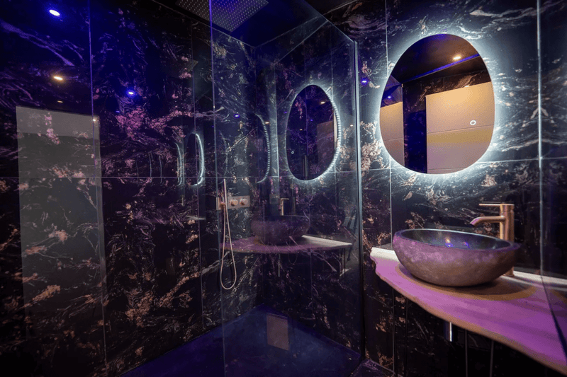 Suite romantique avec baignoire Balnéo en pleine montagne - Love’nSpa - weekend en amoureux, love rooms avec spa ou jacuzzi privatif3 de Suite romantique avec baignoire Balnéo en pleine montagne
