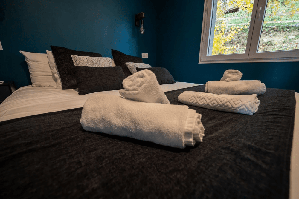 Suite romantique avec baignoire Balnéo en pleine montagne - Love’nSpa - weekend en amoureux, love rooms avec spa ou jacuzzi privatif6 de Suite romantique avec baignoire Balnéo en pleine montagne