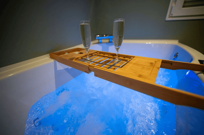 Suite romantique avec baignoire Balnéo en pleine montagne - Love’nSpa - weekend en amoureux, love rooms avec spa ou jacuzzi privatif1 de Suite romantique avec baignoire Balnéo en pleine montagne