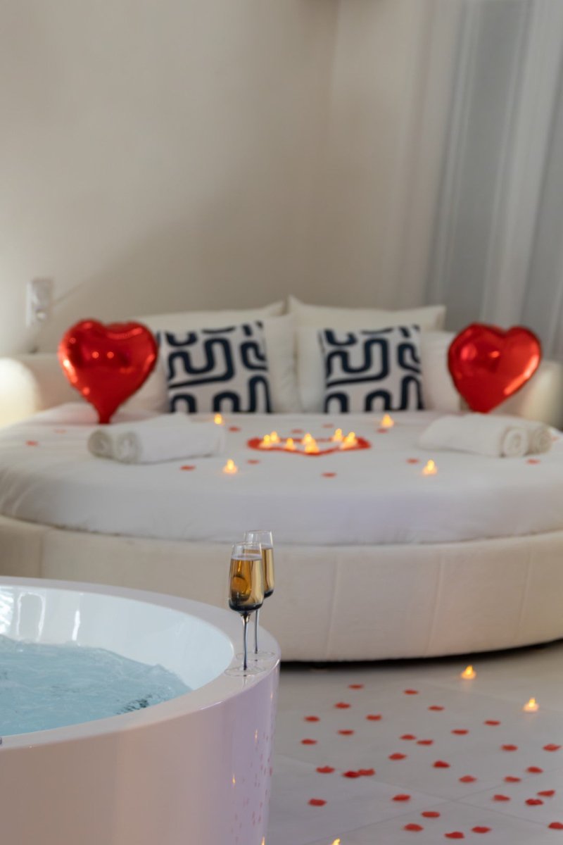 Suite Santorini - Love’nSpa - weekend en amoureux, love rooms avec spa ou jacuzzi privatif11 de Suite Santorini