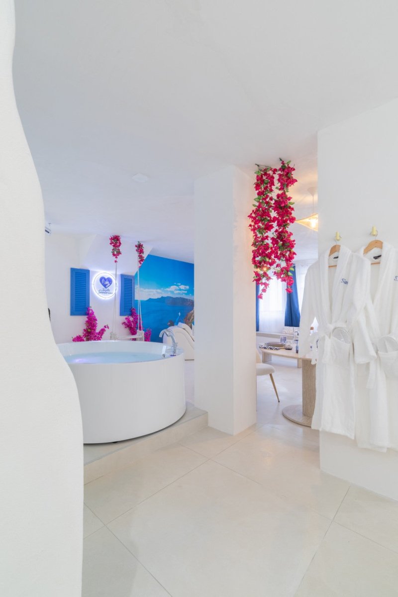 Suite Santorini - Love’nSpa - weekend en amoureux, love rooms avec spa ou jacuzzi privatif8 de Suite Santorini