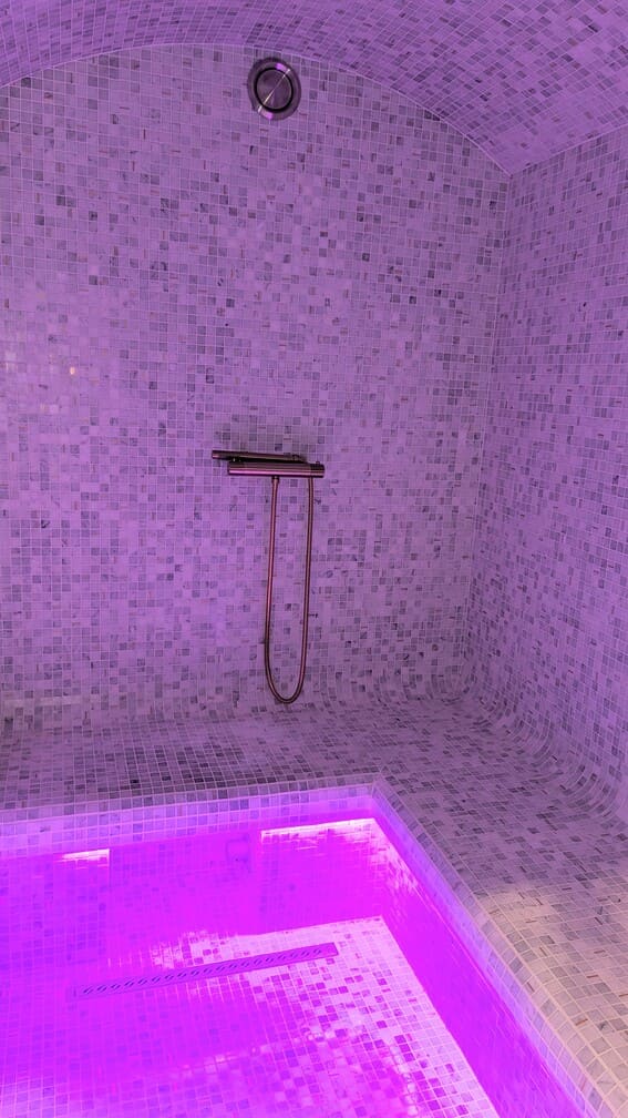 Tropic Bloom Spa & Cinema - Love’nSpa - weekend en amoureux, love rooms avec spa ou jacuzzi privatif6 de Tropic Bloom Spa & Cinema