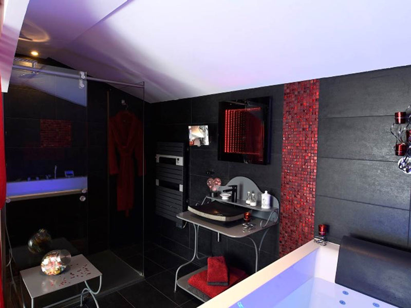 Une Parenthèse pour Deux - Chambre Rouge Passion - Love’nSpa - weekend en amoureux, love rooms avec spa ou jacuzzi privatif4 de Une Parenthèse pour Deux - Chambre Rouge Passion