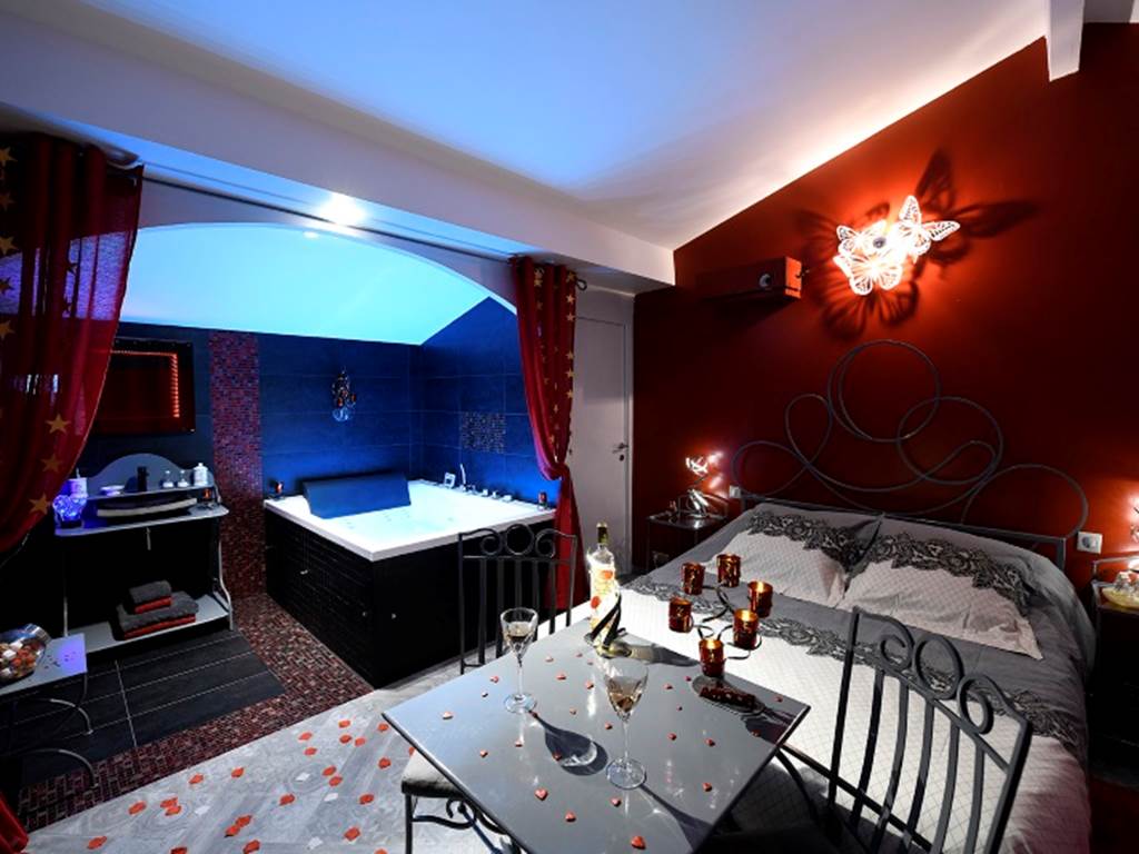 Une Parenthèse pour Deux - Chambre Rouge Passion - Love’nSpa - weekend en amoureux, love rooms avec spa ou jacuzzi privatifUne Parenthèse pour Deux - Chambre Rouge Passion