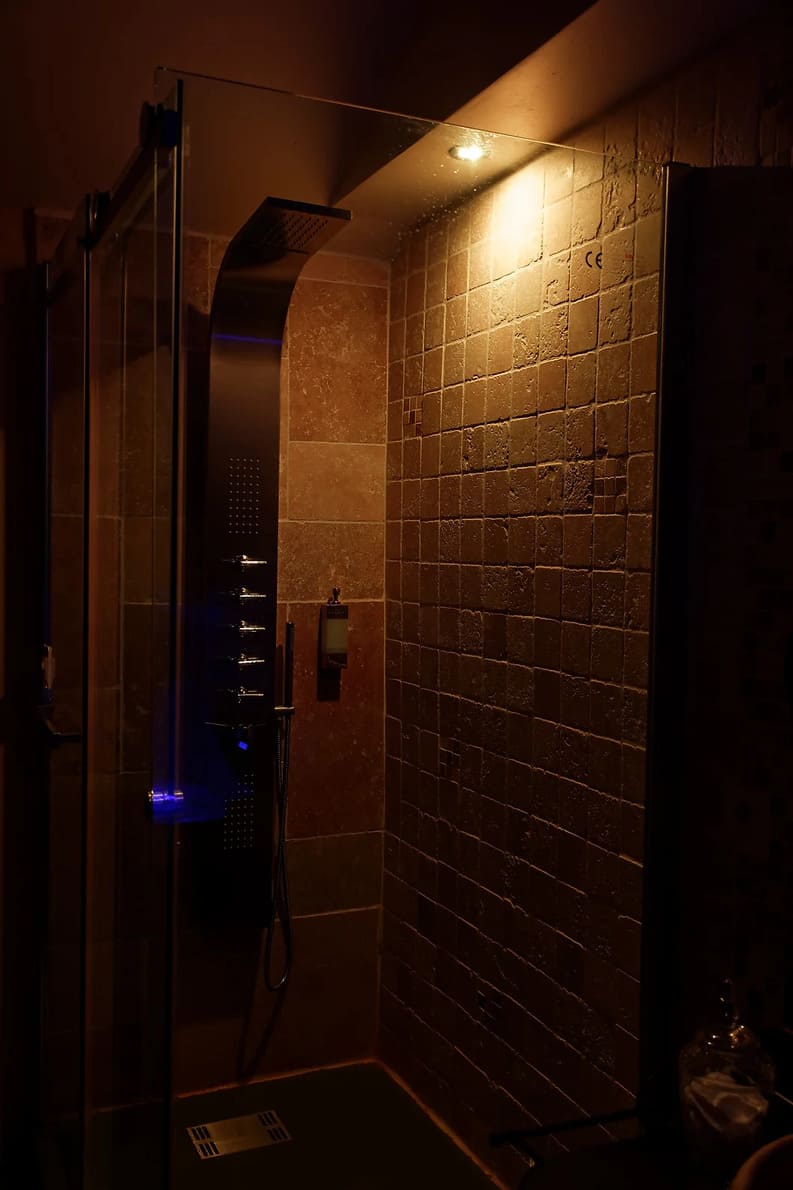 Une Parenthèse pour Deux - Chambre Tentation Dorée - Love’nSpa - weekend en amoureux, love rooms avec spa ou jacuzzi privatif12 de Une Parenthèse pour Deux - Chambre Tentation Dorée