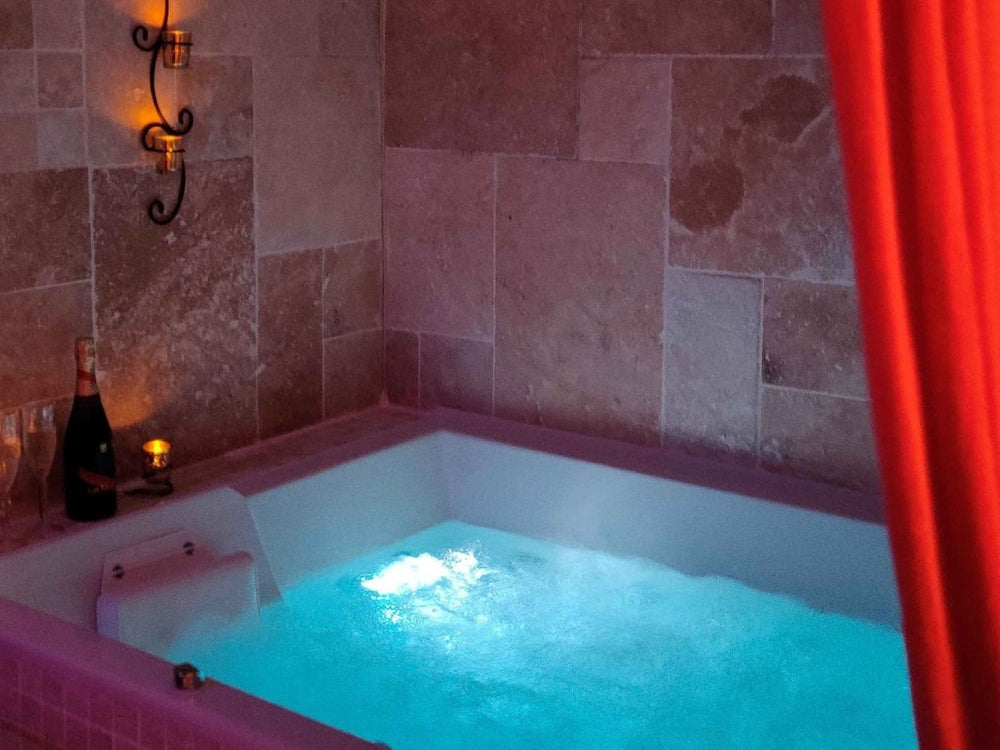 Une Parenthèse pour Deux - Chambre Tentation Dorée - Love’nSpa - weekend en amoureux, love rooms avec spa ou jacuzzi privatif5 de Une Parenthèse pour Deux - Chambre Tentation Dorée