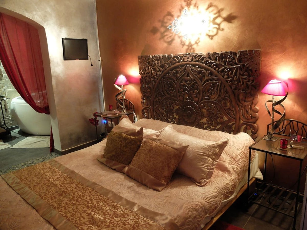 Une Parenthèse pour Deux - Chambre Tentation Dorée - Love’nSpa - weekend en amoureux, love rooms avec spa ou jacuzzi privatif9 de Une Parenthèse pour Deux - Chambre Tentation Dorée