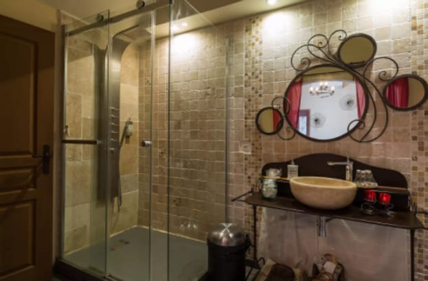 Une Parenthèse pour Deux - Chambre Tentation Dorée - Love’nSpa - weekend en amoureux, love rooms avec spa ou jacuzzi privatif7 de Une Parenthèse pour Deux - Chambre Tentation Dorée