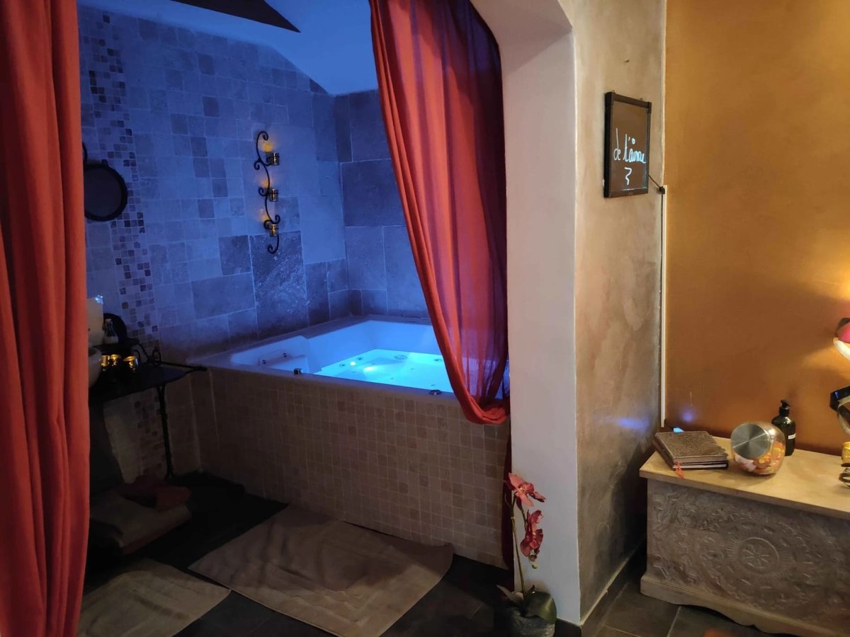 Une Parenthèse pour Deux - Chambre Tentation Dorée - Love’nSpa - weekend en amoureux, love rooms avec spa ou jacuzzi privatifUne Parenthèse pour Deux - Chambre Tentation Dorée
