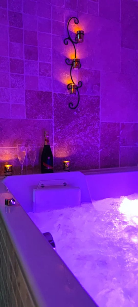 Une Parenthèse pour Deux - Chambre Tentation Dorée - Love’nSpa - weekend en amoureux, love rooms avec spa ou jacuzzi privatif13 de Une Parenthèse pour Deux - Chambre Tentation Dorée