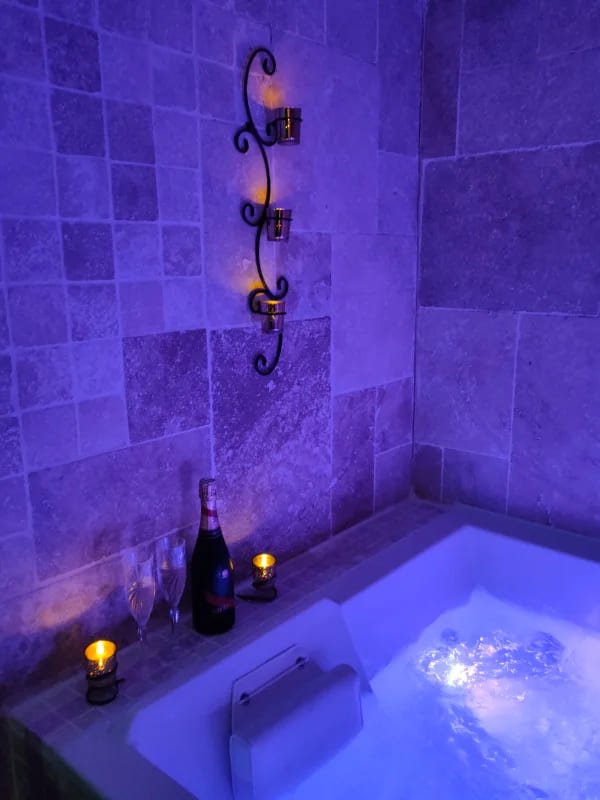 Une Parenthèse pour Deux - Chambre Tentation Dorée - Love’nSpa - weekend en amoureux, love rooms avec spa ou jacuzzi privatif6 de Une Parenthèse pour Deux - Chambre Tentation Dorée