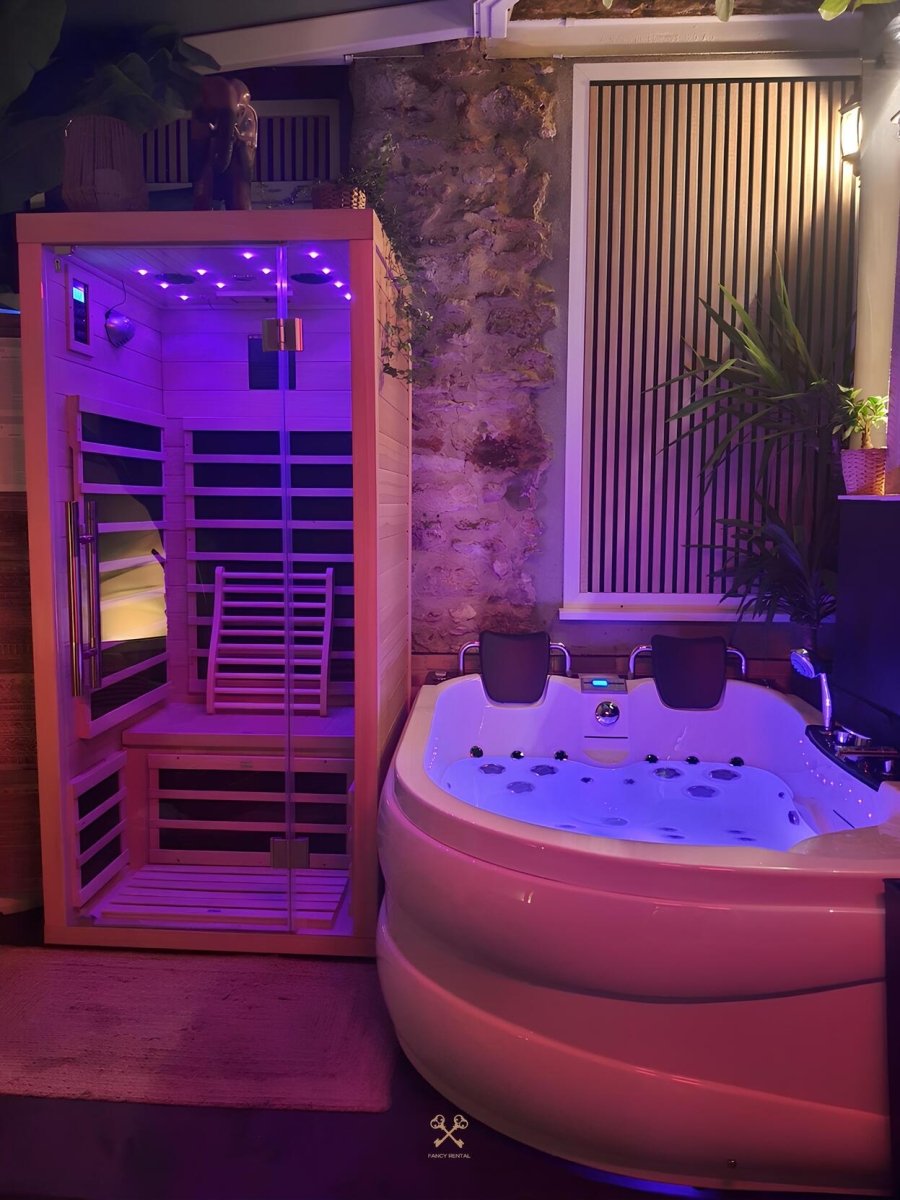 VELVET & LEATHER Loveroom - Secretroom - Sauna balnéo cinéma | par Fancy Rental - Love’nSpa - weekend en amoureux, love rooms avec spa ou jacuzzi privatif8 de VELVET & LEATHER Loveroom - Secretroom - Sauna balnéo cinéma | par Fancy Rental