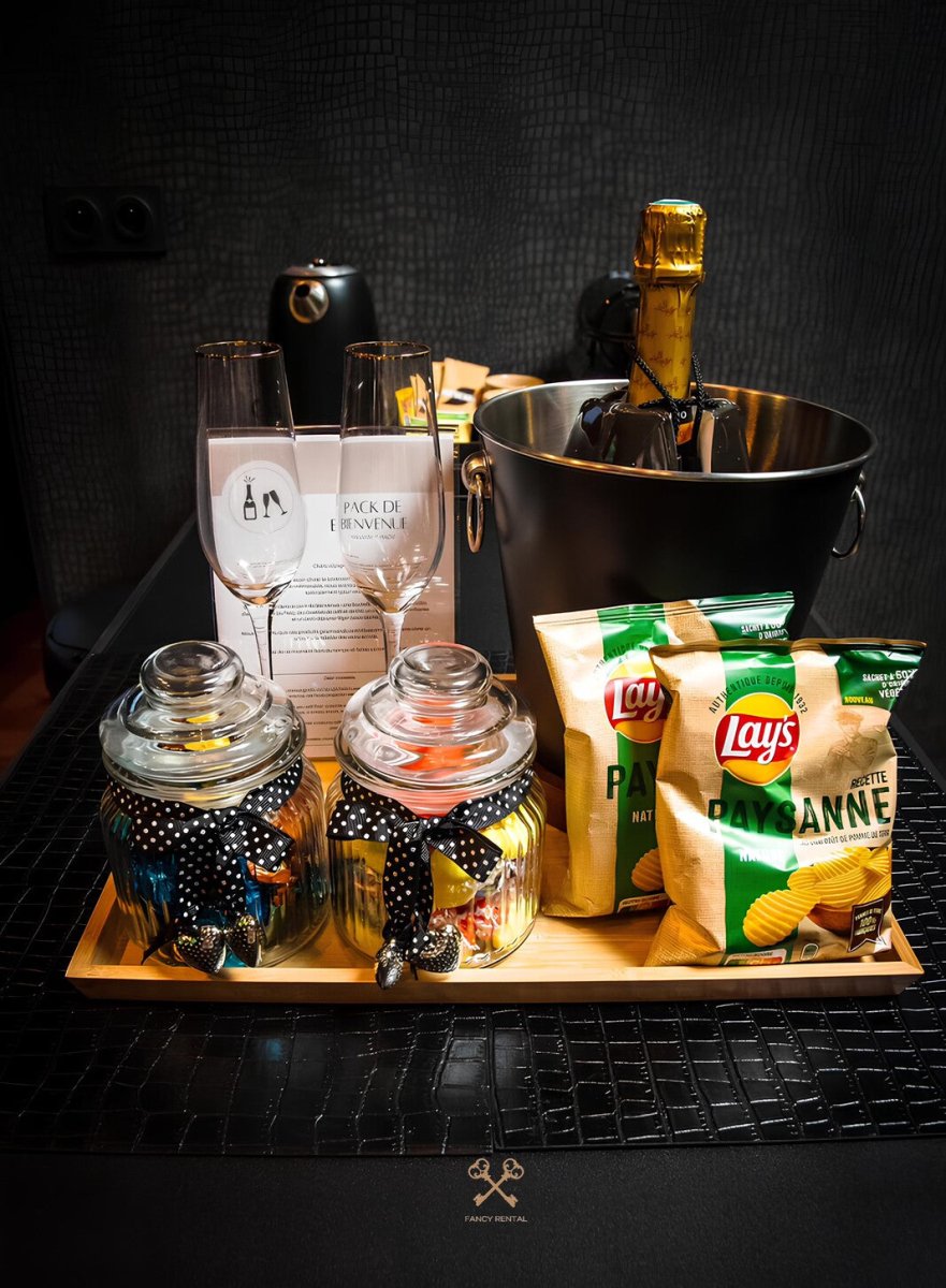 VELVET & LEATHER Loveroom - Secretroom - Sauna balnéo cinéma | par Fancy Rental - Love’nSpa - weekend en amoureux, love rooms avec spa ou jacuzzi privatif7 de VELVET & LEATHER Loveroom - Secretroom - Sauna balnéo cinéma | par Fancy Rental