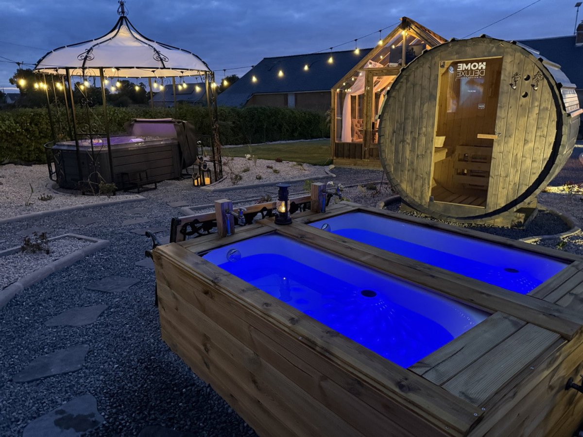 Verrière insolite avec jacuzzi & sauna | Marais du Cotentin - Love’nSpa - weekend en amoureux, love rooms avec spa ou jacuzzi privatifVerrière insolite avec jacuzzi & sauna | Marais du Cotentin