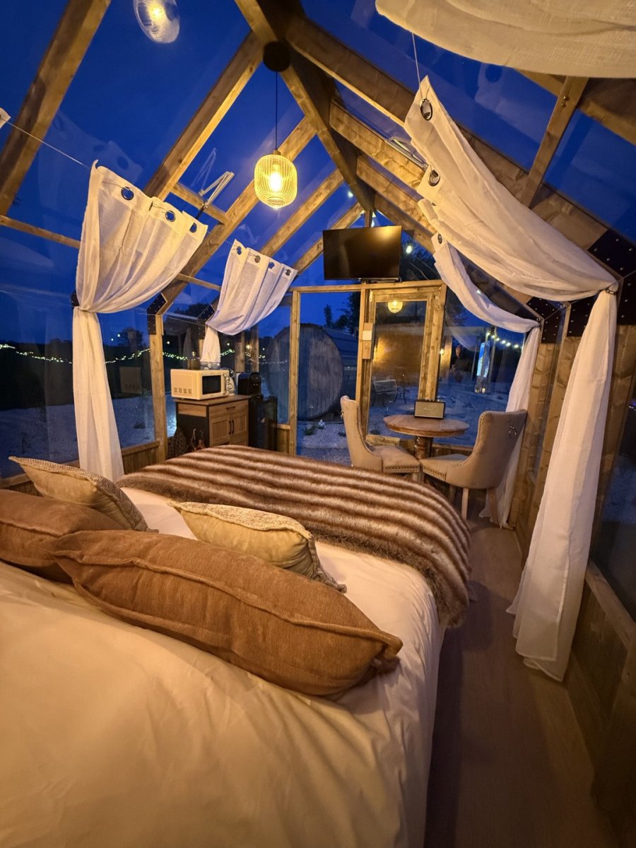 Verrière insolite avec jacuzzi & sauna | Marais du Cotentin - Love’nSpa - weekend en amoureux, love rooms avec spa ou jacuzzi privatif2 de Verrière insolite avec jacuzzi & sauna | Marais du Cotentin