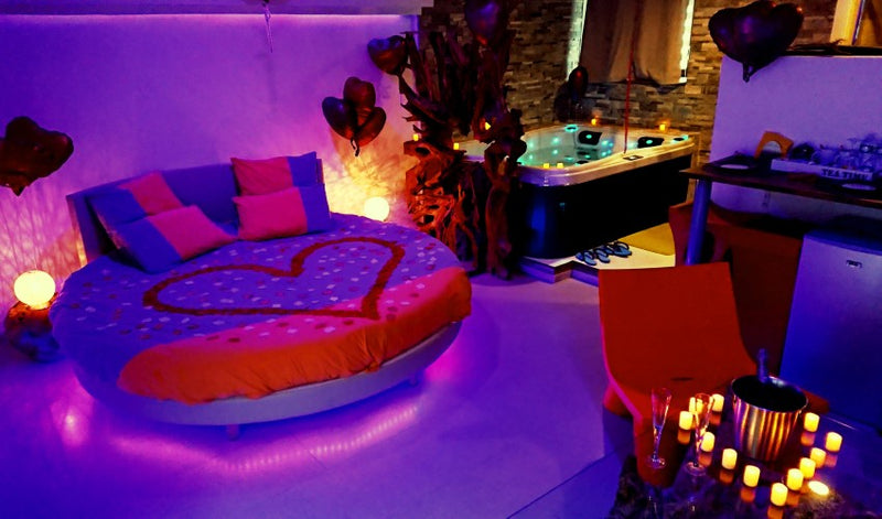 DOMAINE DE LA BESNERIE La Suit’Moonlight - Love’nSpa - weekend en amoureux, love rooms avec spa ou jacuzzi privatif