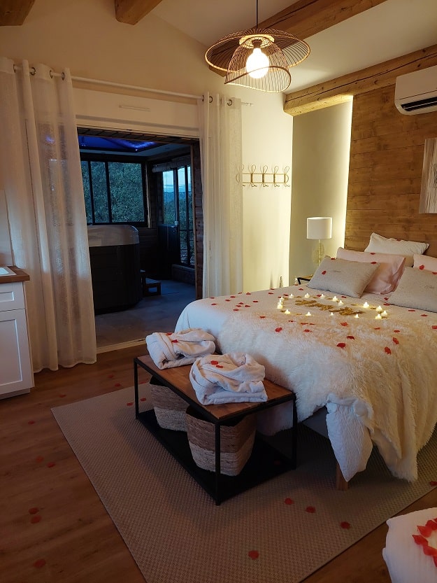 Noemma Chambre de charme - Love’nSpa - weekend en amoureux, love rooms avec spa ou jacuzzi privatif15 de Noemma Chambre de charme