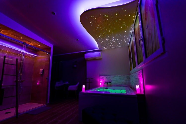 Au Temps des Cerises - Le Bougainvillier - Love’nSpa - weekend en amoureux, love rooms avec spa ou jacuzzi privatif6 de Au Temps des Cerises - Le Bougainvillier