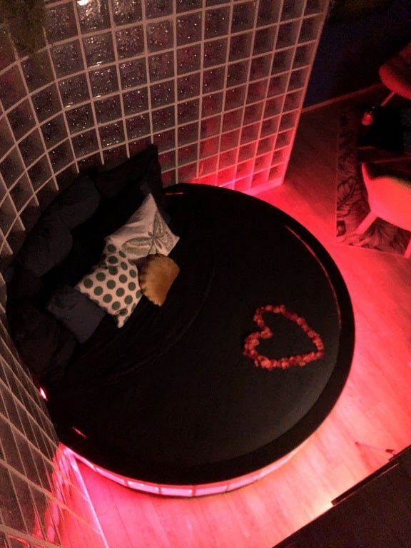 Chambre Azzuro - Love’nSpa - weekend en amoureux, love rooms avec spa ou jacuzzi privatif10 de Chambre Azzuro