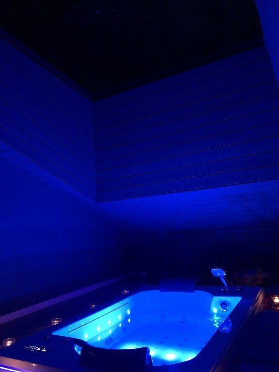 Chambre Azzuro - Love’nSpa - weekend en amoureux, love rooms avec spa ou jacuzzi privatif9 de Chambre Azzuro