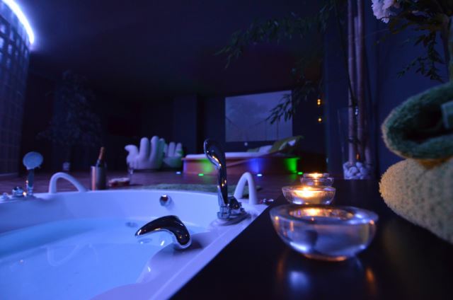 Chambre Ignazio - Love’nSpa - weekend en amoureux, love rooms avec spa ou jacuzzi privatif1 de Chambre Ignazio