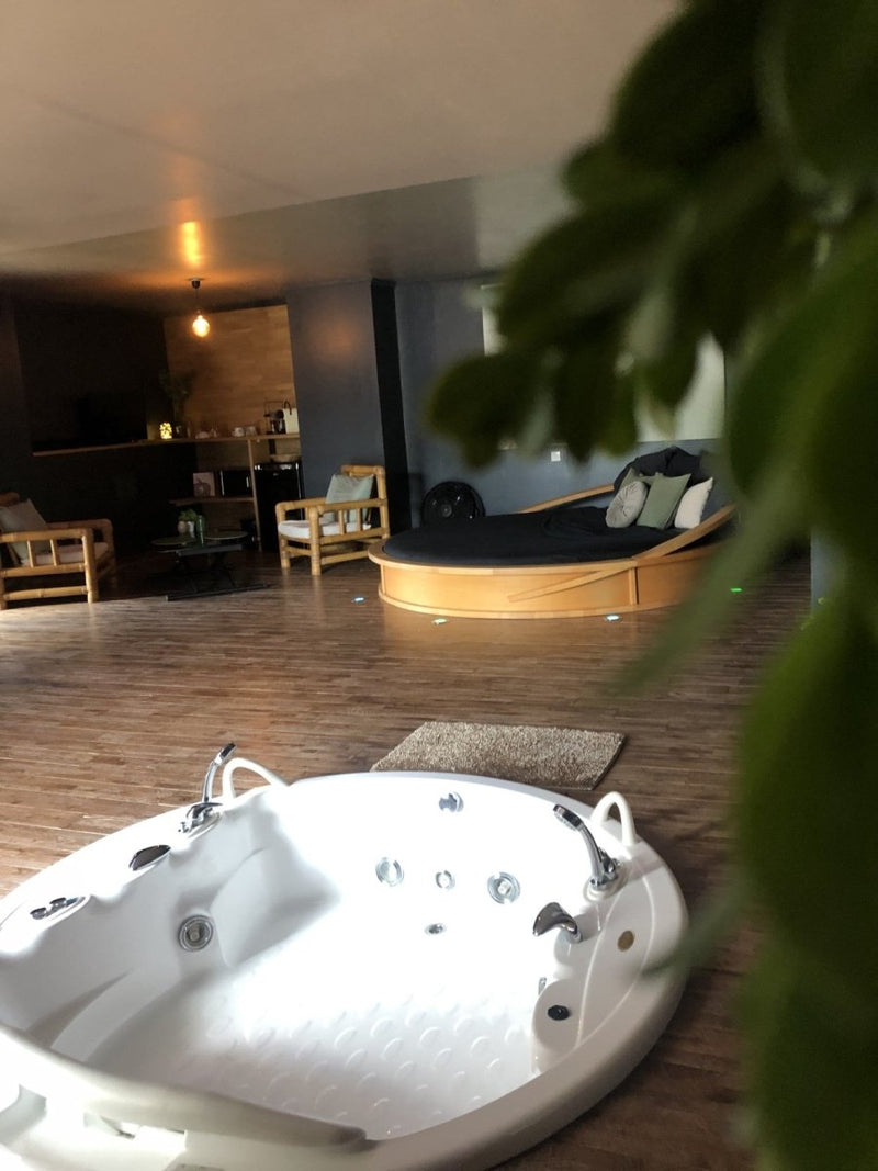 Chambre Ignazio - Love’nSpa - weekend en amoureux, love rooms avec spa ou jacuzzi privatif3 de Chambre Ignazio