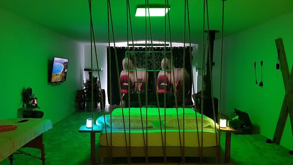 Chuttt... Love Room Fraise - Love’nSpa - weekend en amoureux, love rooms avec spa ou jacuzzi privatif5 de Chuttt... Love Room Fraise