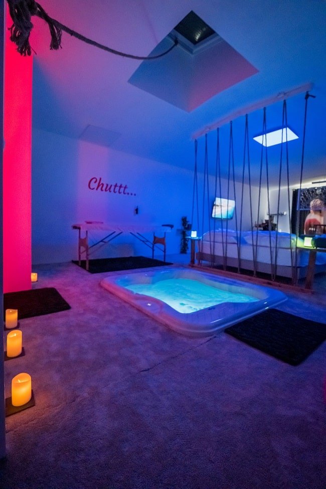 Chuttt... Love Room Fraise - Love’nSpa - weekend en amoureux, love rooms avec spa ou jacuzzi privatif7 de Chuttt... Love Room Fraise