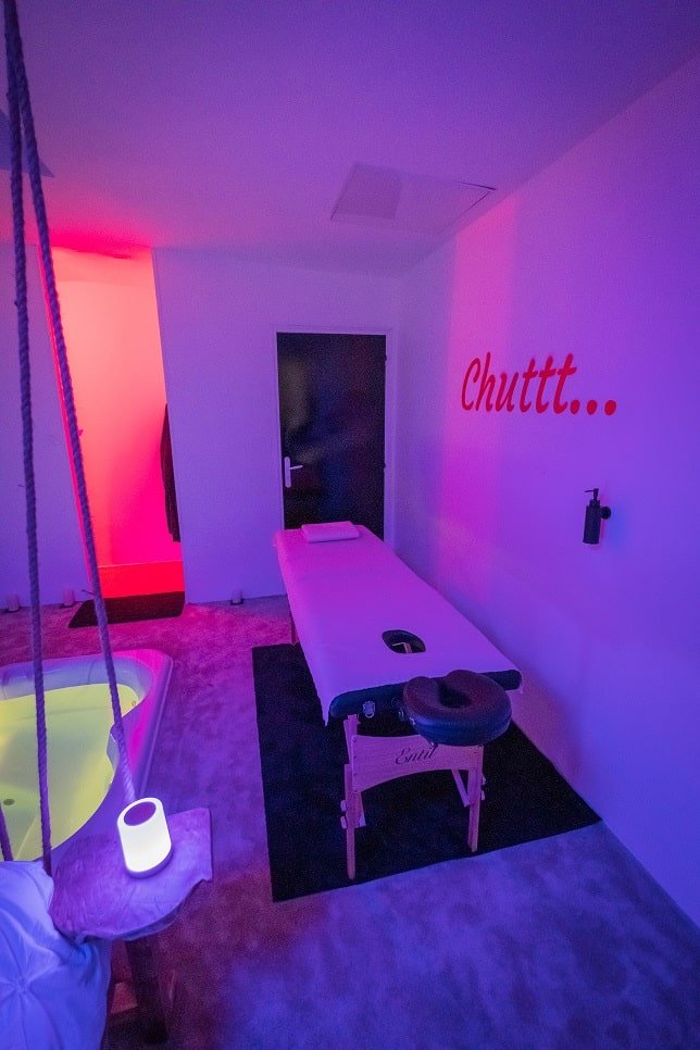Chuttt... Love Room Fraise - Love’nSpa - weekend en amoureux, love rooms avec spa ou jacuzzi privatif6 de Chuttt... Love Room Fraise