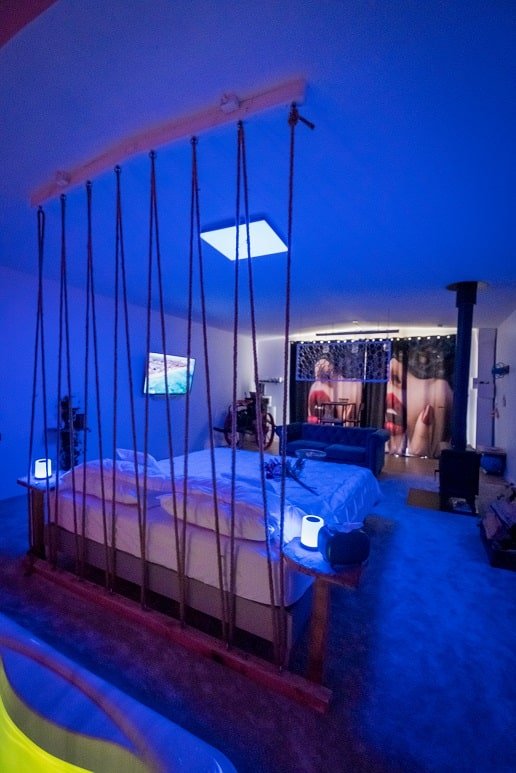 Chuttt... Love Room Framboise - Love’nSpa - weekend en amoureux, love rooms avec spa ou jacuzzi privatif2 de Chuttt... Love Room Framboise