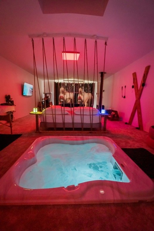 Chuttt... Love Room Framboise - Love’nSpa - weekend en amoureux, love rooms avec spa ou jacuzzi privatif1 de Chuttt... Love Room Framboise