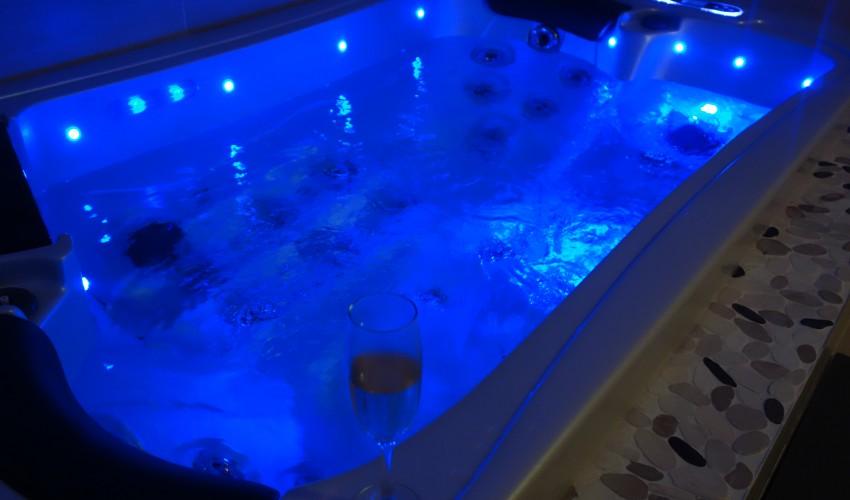DOMAINE DE LA BESNERIE La Suit’ Baliwood - Love’nSpa - weekend en amoureux, love rooms avec spa ou jacuzzi privatif8 de DOMAINE DE LA BESNERIE - La Suit’ Baliwood