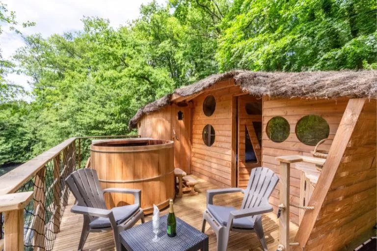 Domaine des Vaulx - Cabane Prague Spa - Love’nSpa - weekend en amoureux, love rooms avec spa ou jacuzzi privatif1 de Domaine des Vaulx - Cabane Prague Spa