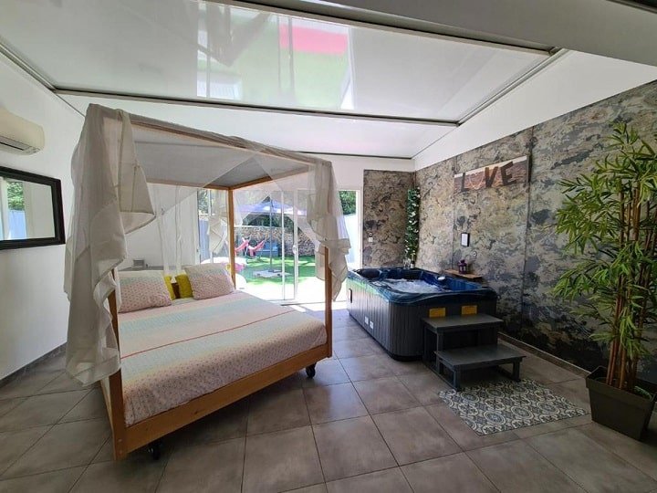 Étoiles de Provence - Suite Duo Romantic - Love’nSpa - weekend en amoureux, love rooms avec spa ou jacuzzi privatif1 de Étoiles de Provence - Suite Duo Romantic