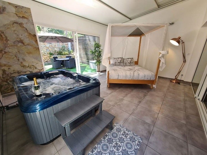 Étoiles de Provence - Suite PRESTIGE - Love’nSpa - weekend en amoureux, love rooms avec spa ou jacuzzi privatif1 de Étoiles de Provence - Suite PRESTIGE