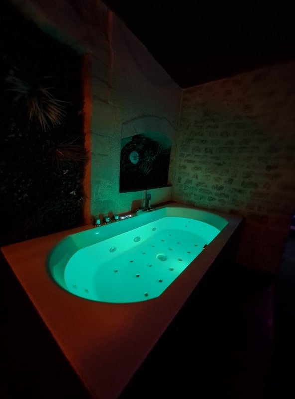 La Bayeuzen - La Tropicale - Love’nSpa - weekend en amoureux, love rooms avec spa ou jacuzzi privatif7 de La Bayeuzen - La Tropicale