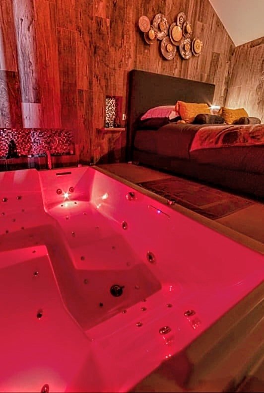La Petite Escapade - Love’nSpa - weekend en amoureux, love rooms avec spa ou jacuzzi privatif8 de La Petite Escapade