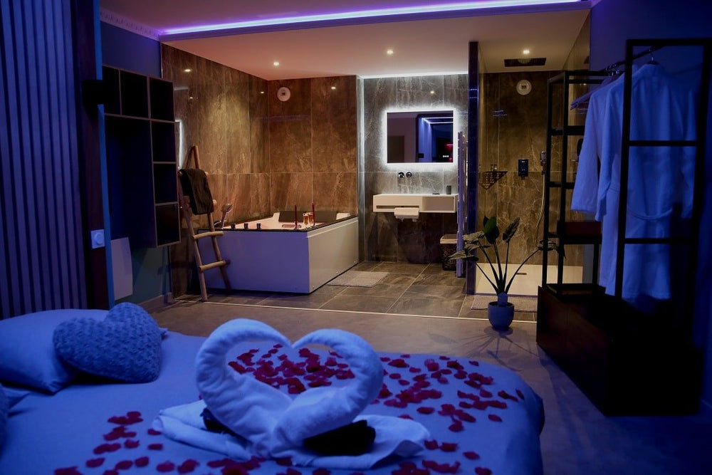 LA SUITE DES DÉSIRS - Love’nSpa - weekend en amoureux, love rooms avec spa ou jacuzzi privatif7 de LA SUITE DES DÉSIRS