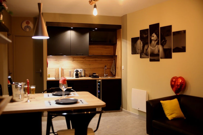 LA SUITE DES DÉSIRS - Love’nSpa - weekend en amoureux, love rooms avec spa ou jacuzzi privatif4 de LA SUITE DES DÉSIRS