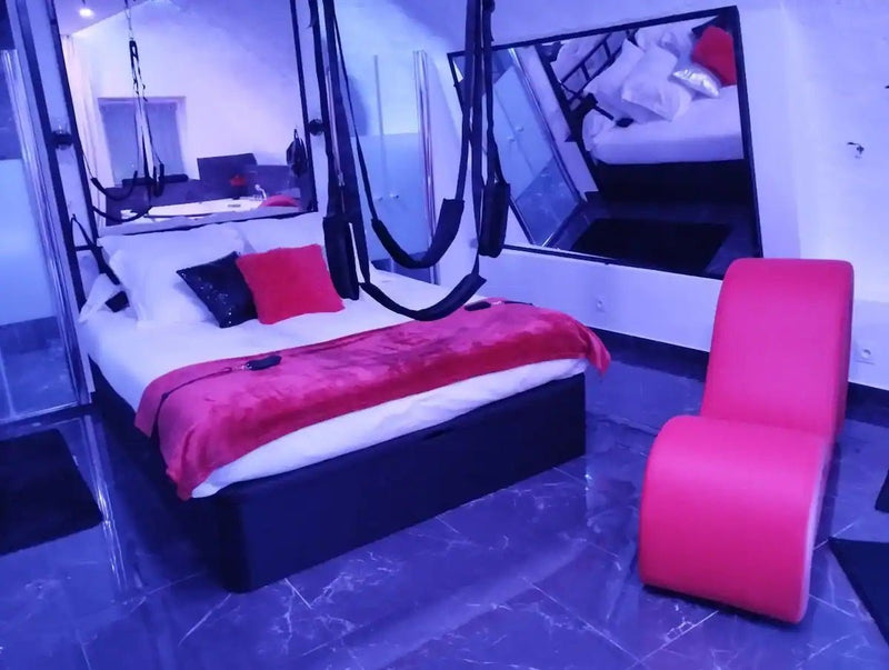 La suite Miroir - Love room - Love’nSpa - weekend en amoureux, love rooms avec spa ou jacuzzi privatif2 de La suite miroir, love room avec jacuzzi