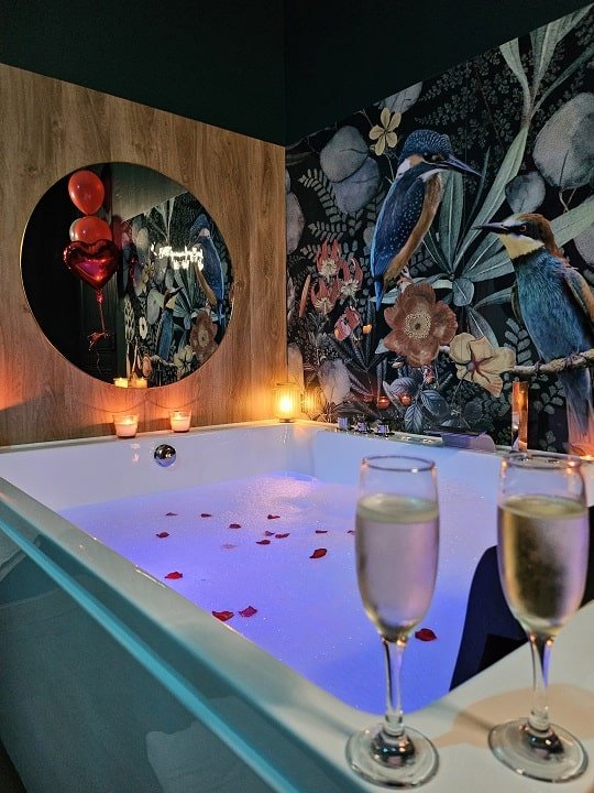 La Suite Passion - Love’nSpa - weekend en amoureux, love rooms avec spa ou jacuzzi privatifLa Suite Passion