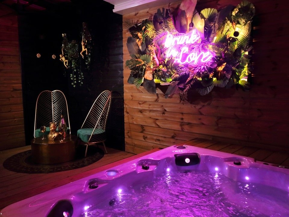 La SXCAPE ROOM - Love’nSpa - weekend en amoureux, love rooms avec spa ou jacuzzi privatif2 de La SXCAPE ROOM