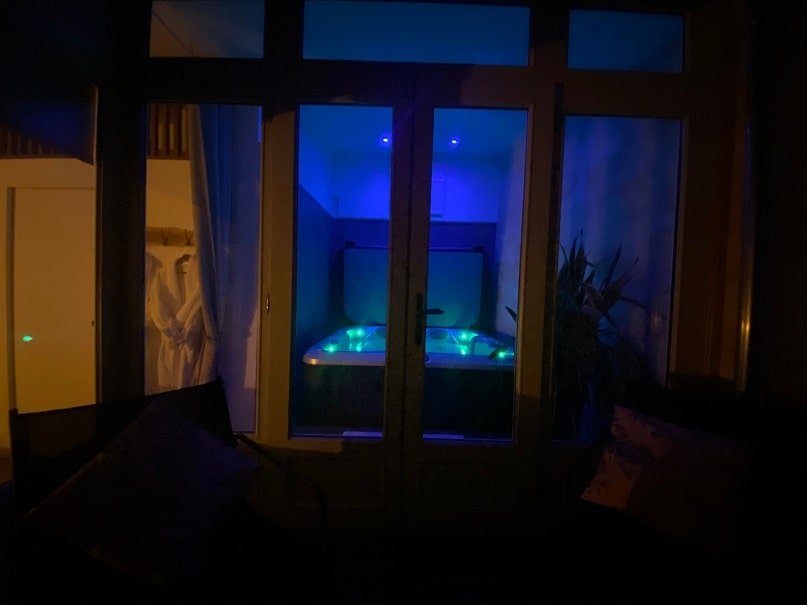 Le 50 suite and spa - La king - Love’nSpa - weekend en amoureux, love rooms avec spa ou jacuzzi privatif3 de Le 50 suite and spa - La king