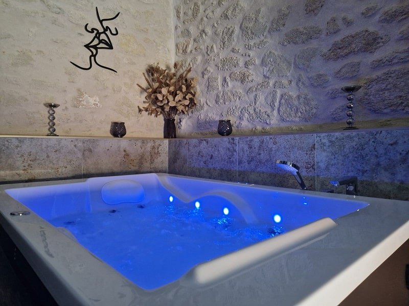 Le Lovy - Love’nSpa - weekend en amoureux, love rooms avec spa ou jacuzzi privatifLe Lovy