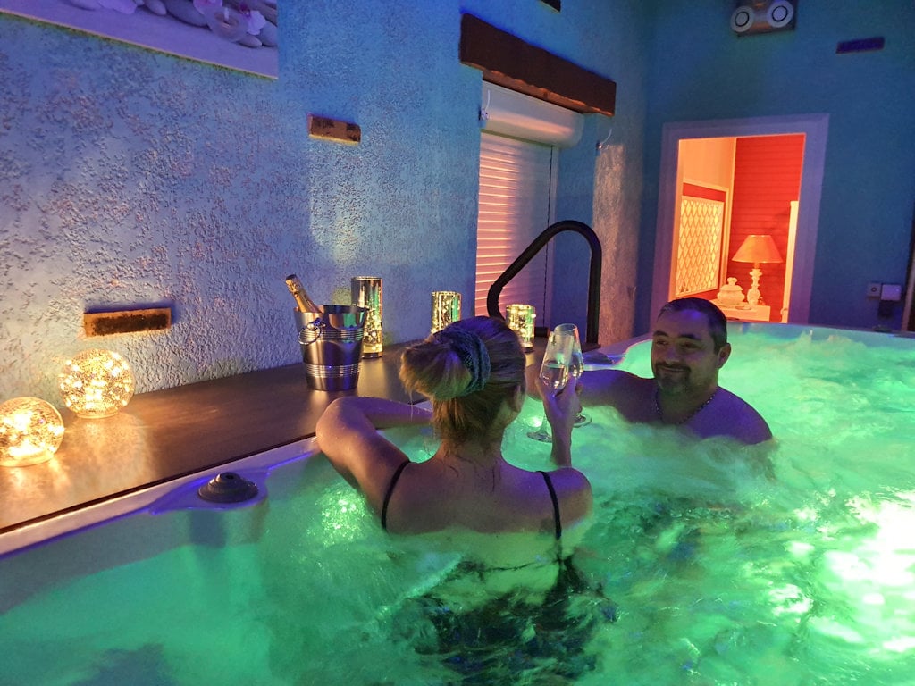 LE SPA'TIO - Love’nSpa - weekend en amoureux, love rooms avec spa ou jacuzzi privatifLE SPA'TIO